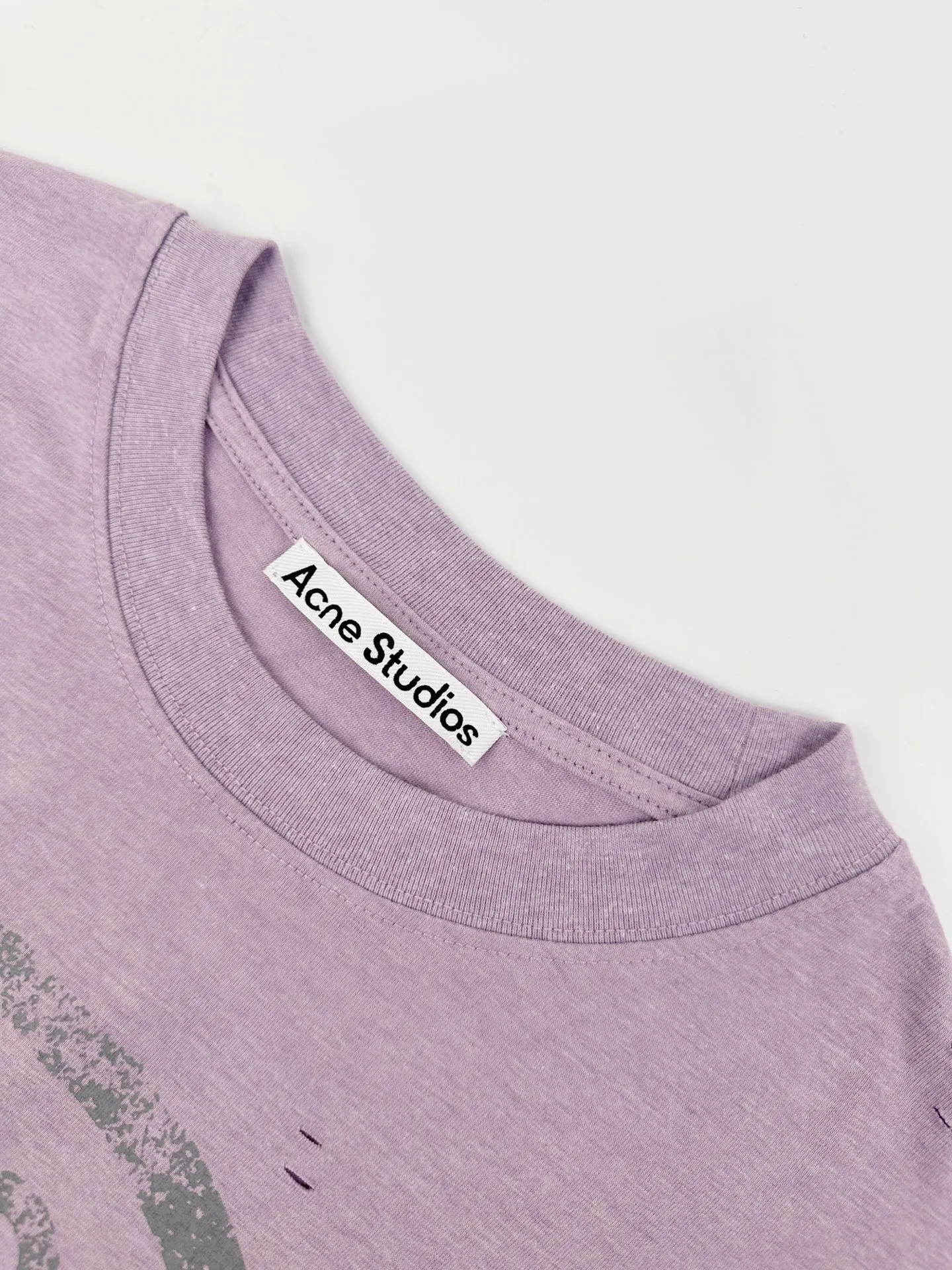 Acne Studio distressed logo fake two-piece long sleeves. Customized Arashi weft plain cotton. Delicate and soft. Moisturizing and skin-friendly. Fog purple mist covers the body. Soft and hazy matte feeling. Spreads the unique cool and relaxed charm of Retro deconstruction. The neat round neck is simple and restrained. The layered structure skillfully creates fake two-piece layers. The three-dimensional look of short sleeves stacked on long sleeves is naturally revealed in silence. The chest is embellished with the seasonal denim-style rivet logo. The Retro imprint is dimly deposited on the fabric. The body is staggered with frayed holes and stretches casually. The original texture of the deconstructed fabric. The loose shoulder silhouette is relaxed and relaxed. The cool and deconstructed Nordic aesthetics are integrated into daily clothing. The avant-garde quiet luxury style of alienation and restraint is demonstrated. Process 1: Using glue printing. The chest printing has been revised three times with the film screen. Use glue liquid paint to print the pattern on the fabric. Bake the fabric to fix the printing pattern. Process 2: Many parts of the body of the garment are worn by pure artificial regular positioning and manual brushing to add texture and depth to the surface of the garment to imitate the texture of natural wear and tear. Process 3: The fabrics are fermented and washed for a better hand feel. Not easy to deform, not easy to shrink, not easy to fade, and maintain long-term beauty. Accessories: Customized 1:1 Acne trademark. Version: Loose version. Size: S M L XL. Style number: CC 7031.